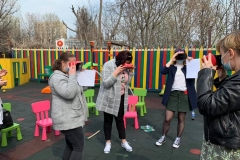 RedboxVR-Adults-using-viewers-3